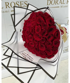 Bouquet With 50 Roses, Perfect for any special occasion or simply to show your love and admiration., Ramo con 50 rosas rojas, Perfecto para cualquier ocasión especial o simplemente para demostrar su amor y admiración. floristería en Doral, entrega de flores en Miami