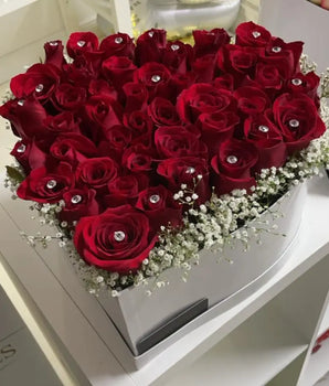 Red Roses In Heart Box, Embrace the power of flowers and express your feelings with this stunning gift. Rosas rojas en caja de corazón, Abrace el poder de las flores y exprese sus sentimientos con este sensacional regalo. Floristería en Doral, entregamos sus rosas y regalos especiales en Miami