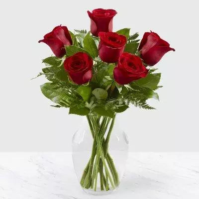 6 Red Roses Bouquet, This bouquet of roses brings together lush red roses to make a lasting impression and includes a vase. Ramo de 6 Rosas Rojas, Este ramo de rosas reúne exuberantes rosas rojas para causar una impresión duradera e incluye un florero. Doral Roses Miami