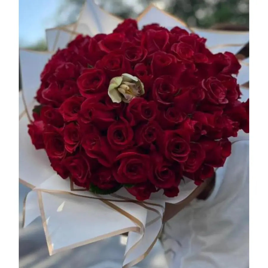 Bouquet With 100 Fantasy Roses, Indulge in pure fantasy with our stunning bouquet of 100 roses. Florista en Doral, engrega de flores en Miami, Ramo con 100 rosas rojas, Cada una de ellas es un símbolo de amor, pasión y encanto.