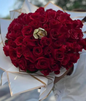 Bouquet With 100 Fantasy Roses, Indulge in pure fantasy with our stunning bouquet of 100 roses. Florista en Doral, engrega de flores en Miami, Ramo con 100 rosas rojas, Cada una de ellas es un símbolo de amor, pasión y encanto.