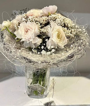 Our bridal bouquet is the perfect accompaniment to your dress, bridal theme, highlighting the entire decor of the venue for your special day, Doral Roses Miami florist, Miami wedding decorations.
