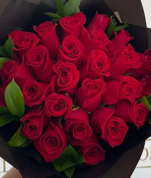 Buchón con 24 Rosas, hermoso ramo con 24 rosas envueltas en un delicado Buchón, es el regalo perfecto para aniversarios o cualquier ocasión especial, Doral Roses Miami Florist, entrega a domicilio en Miami