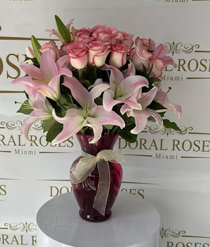 Jarron personalizado lirios y 36 rosas rosadas
